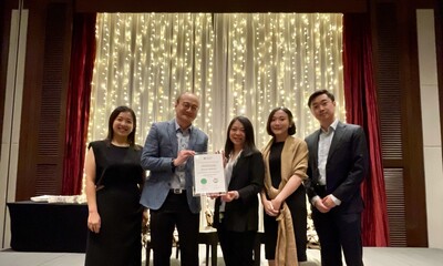 房協物業策劃及發展團隊親赴新加坡，出席「新加坡規劃師學會規劃大獎2023 」的頒奬禮，接受新加坡規劃師學會及香港規劃師學會聯合頒發的「卓越規劃大獎」榮譽獎。